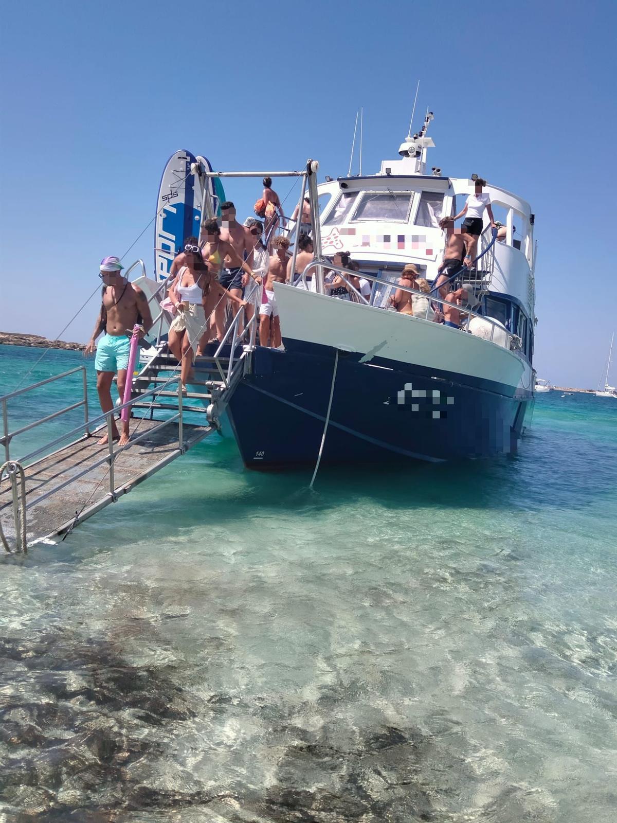 La barca de la empresa sancionada por hacer excursiones en Formentera.