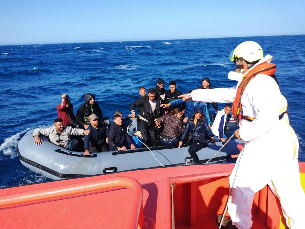 Salvamento Marítimo ayudando a los ocupantes de una patera.