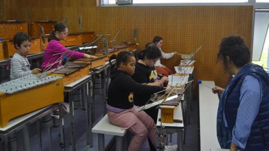 Los jóvenes alumnos, durante la clase de educación musical.