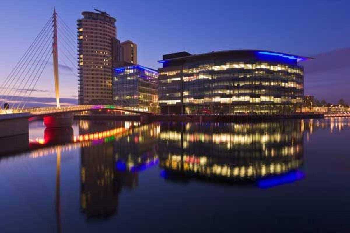 Edificio de la sede de la BBC y el puente de elevación vertical Salford Quays de noche