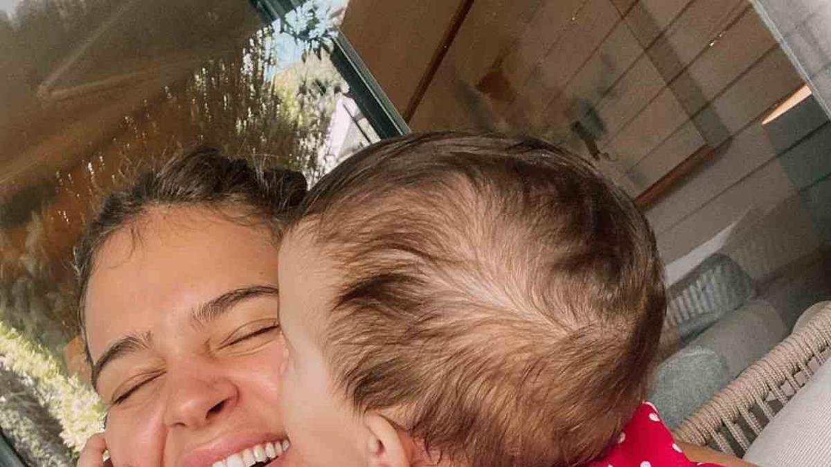 Laura Escanes recibe un beso de Roma, que tonifica