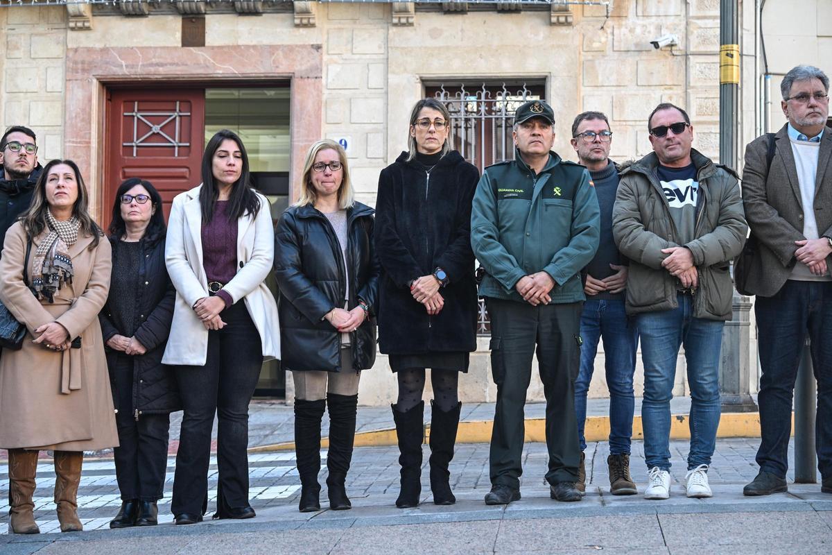 Minuto de silencio en Crevillent por la joven fallecida en un incendio