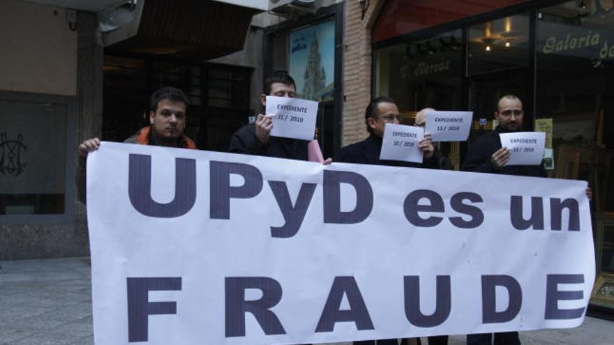 Un grupo de afiliados a UPyD con una pancarta contra la dirección del partido