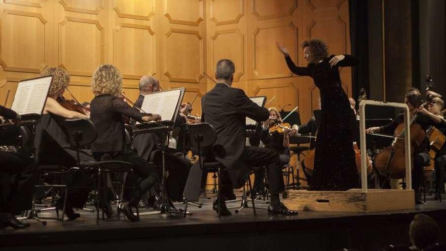 La orquesta Oviedo Filarmonía, dirigida por Lucía Marín, durante el concierto.