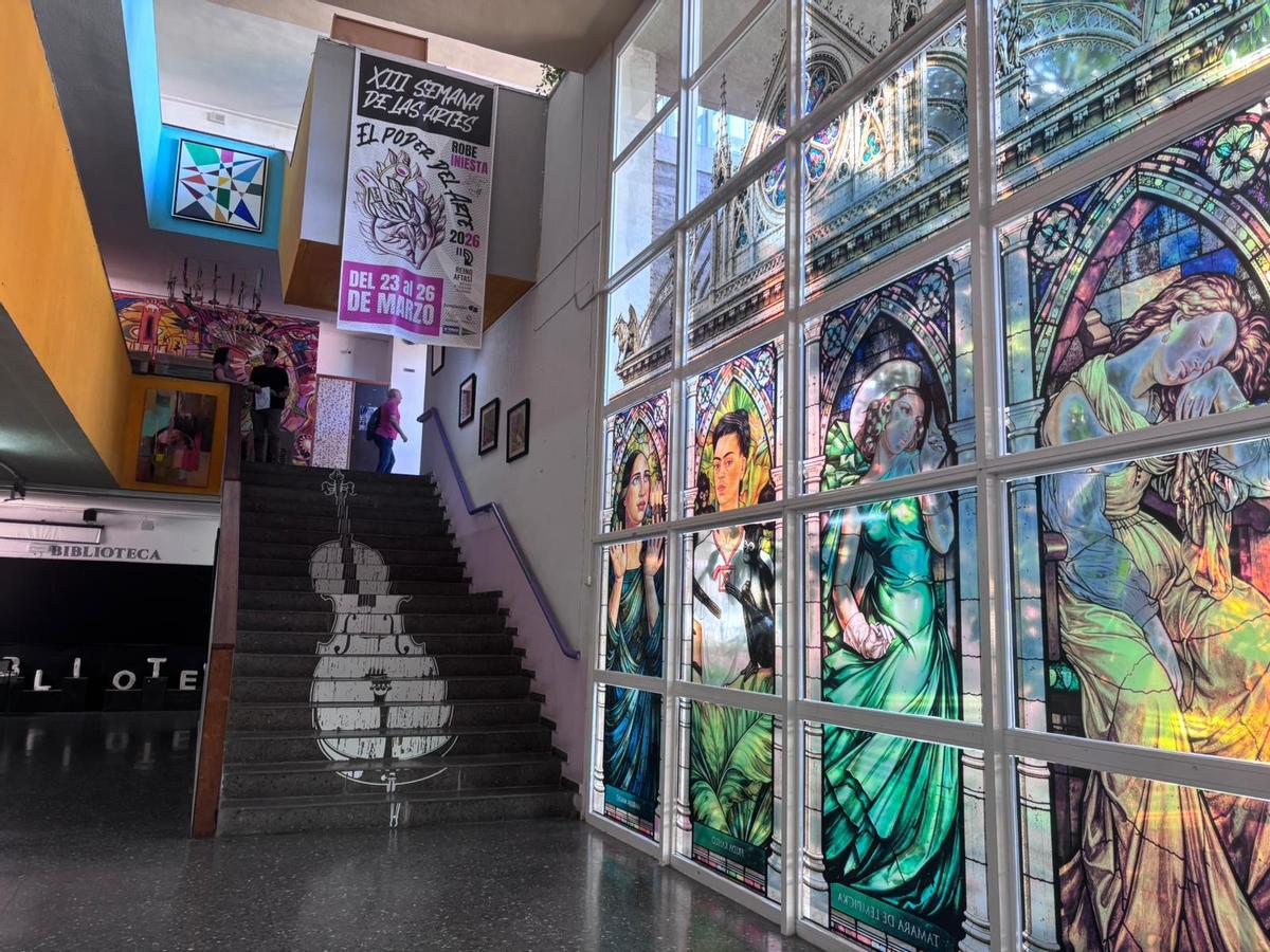 Nuevas vidrieras realizadas por un docente de Artes Gráficas que decoran el hall del centro.
