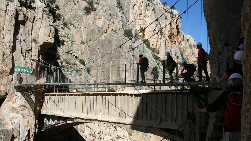 Visitantes atraviesan la pasarela colgante del Desfiladero de los Gaitanes.