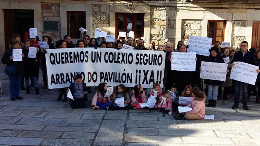 Protesta frente al Concello de A Guarda, hoy. // E.G.