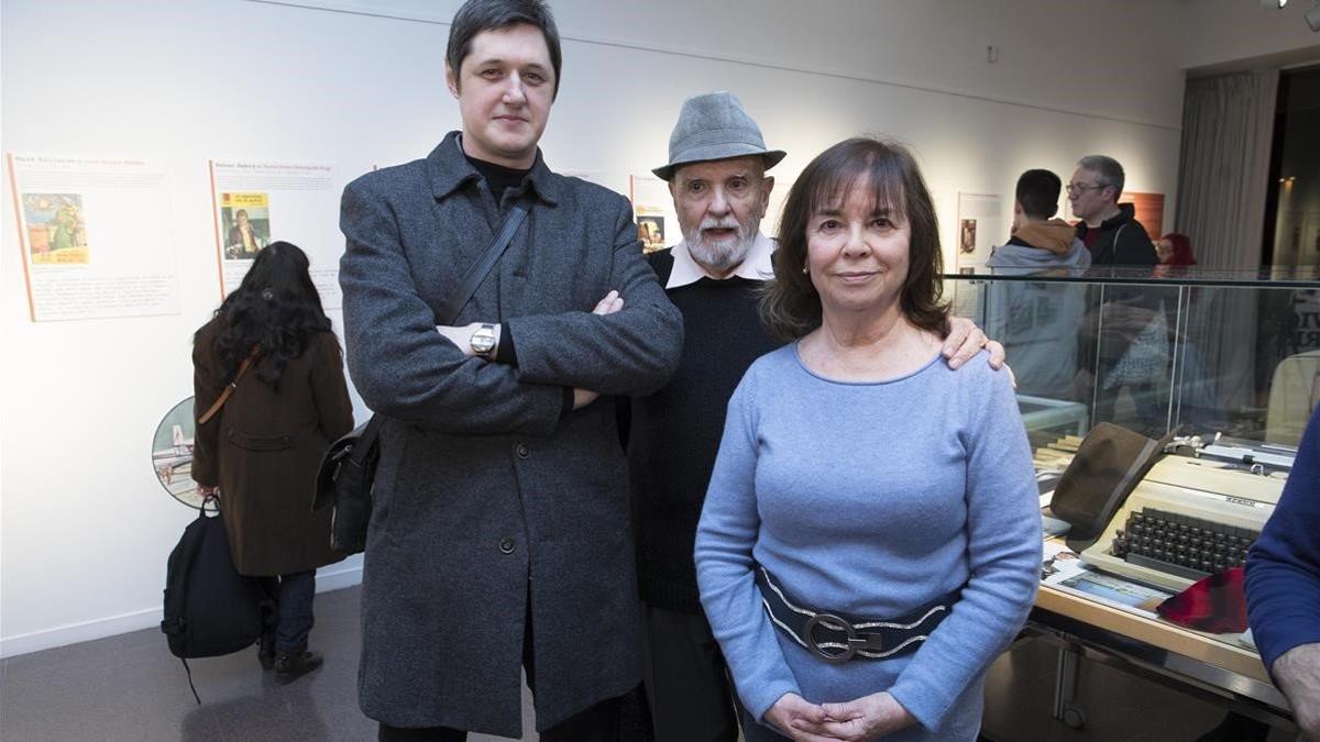 Alberto Valle, Rafael Barberán y Àngels Gimeno, en la exposición 'Secrets de butxaca'