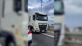 Los Mossos detienen al conductor de un camión por circular en dirección contraria en El Masnou