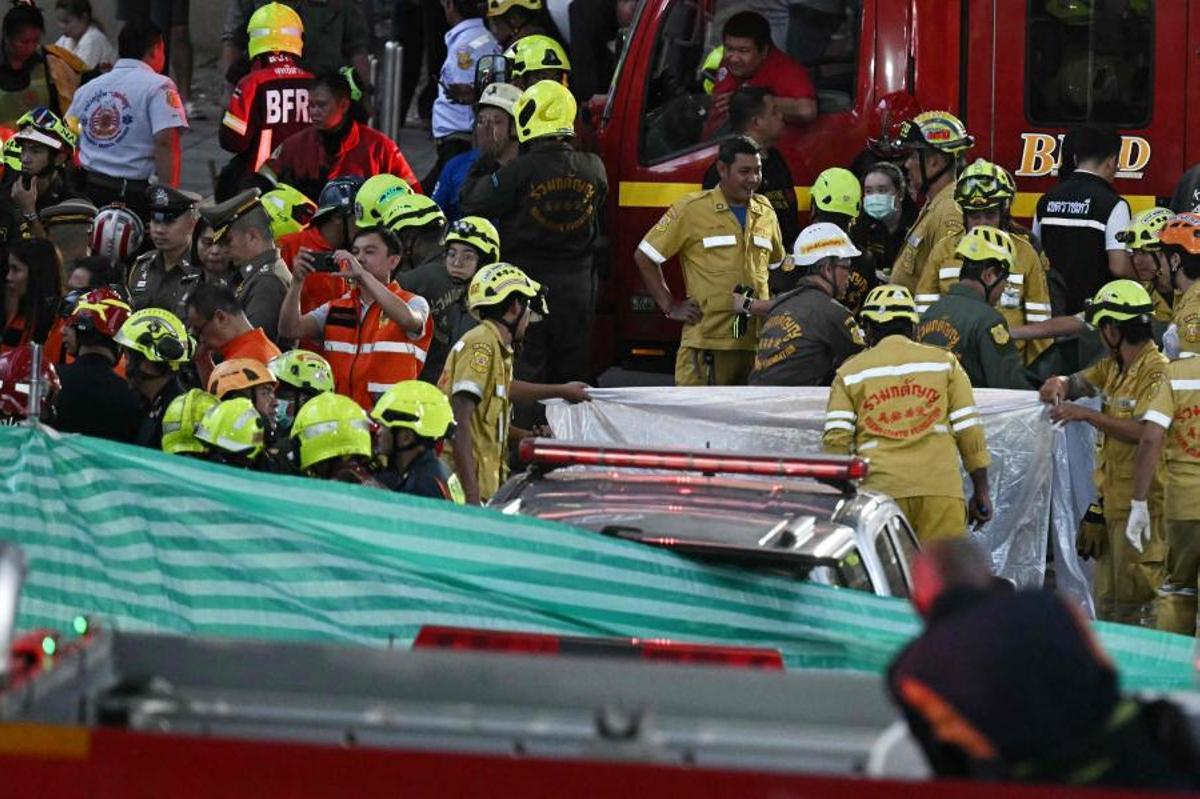 Imágenes del accidente entre un tren y un autobús en Bangkok, que ha dejado al menos ocho muertos y 25 heridos después de que el vehículo se incendiara tras el impacto.