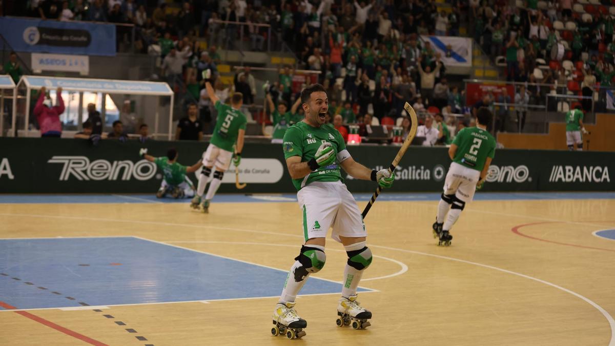 Los jugadores del Liceo celebran el segundo gol contra el Lleida.