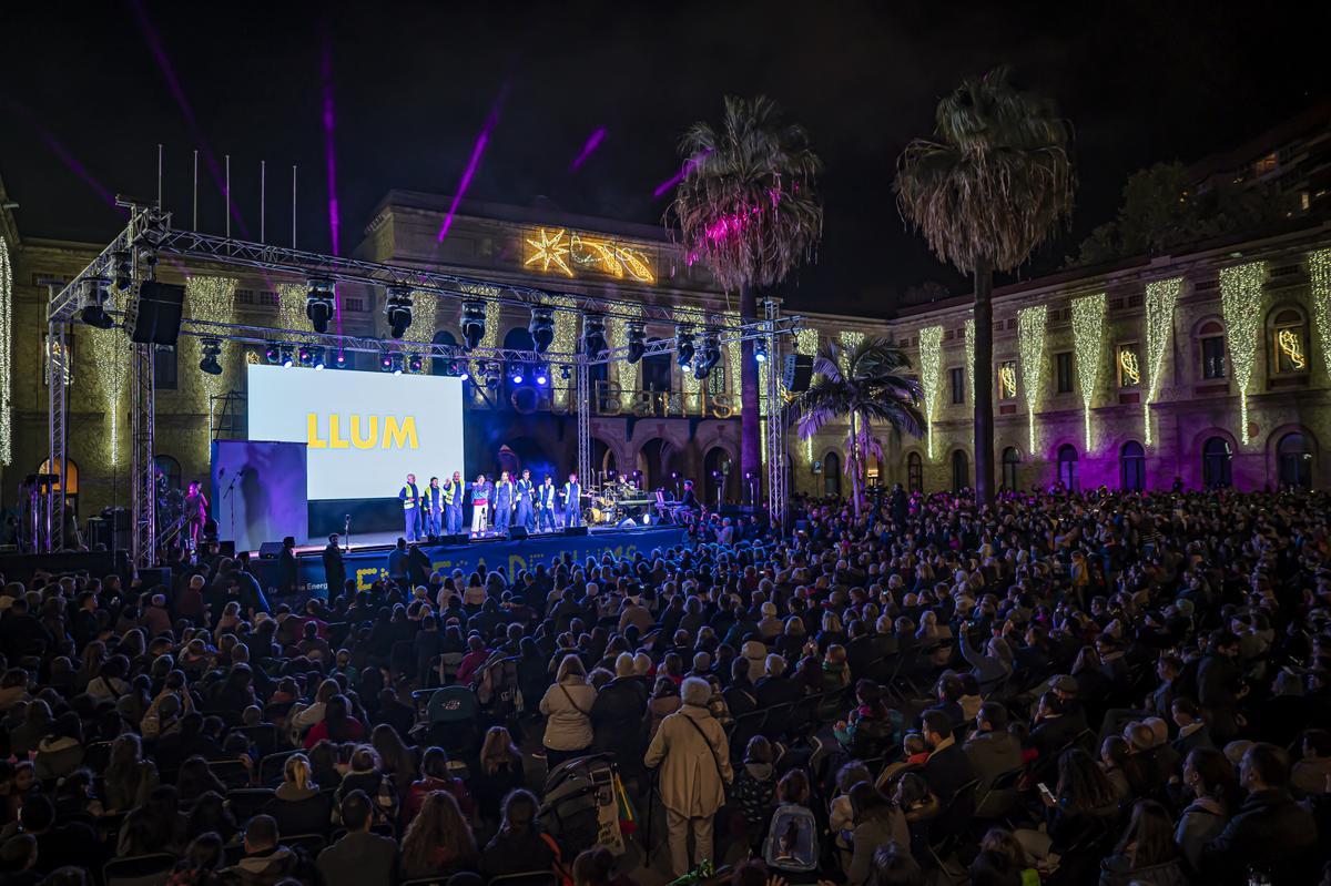 Espectáculo de encendido de las luces de navidad de la ciudad en Nou Barris