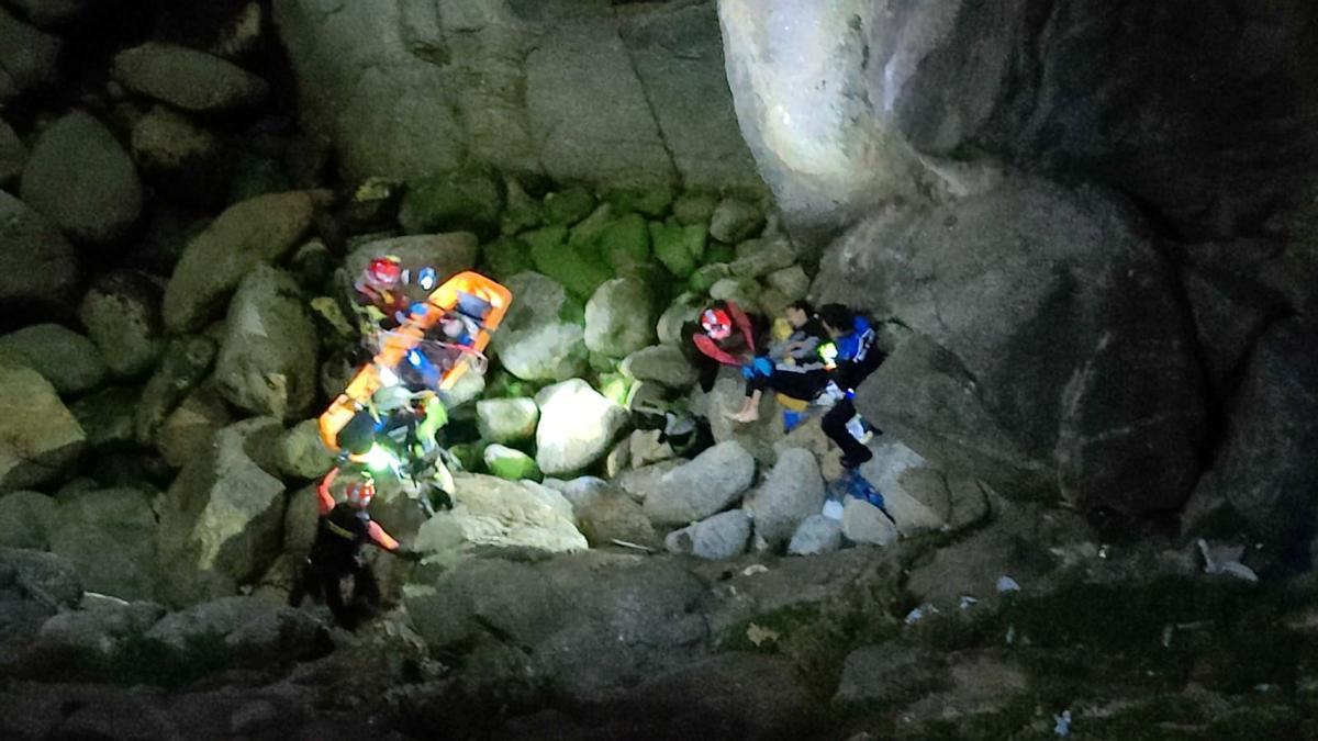 Los bomberos rescatan a un hombre herido en unas rocas junto a Matadero.