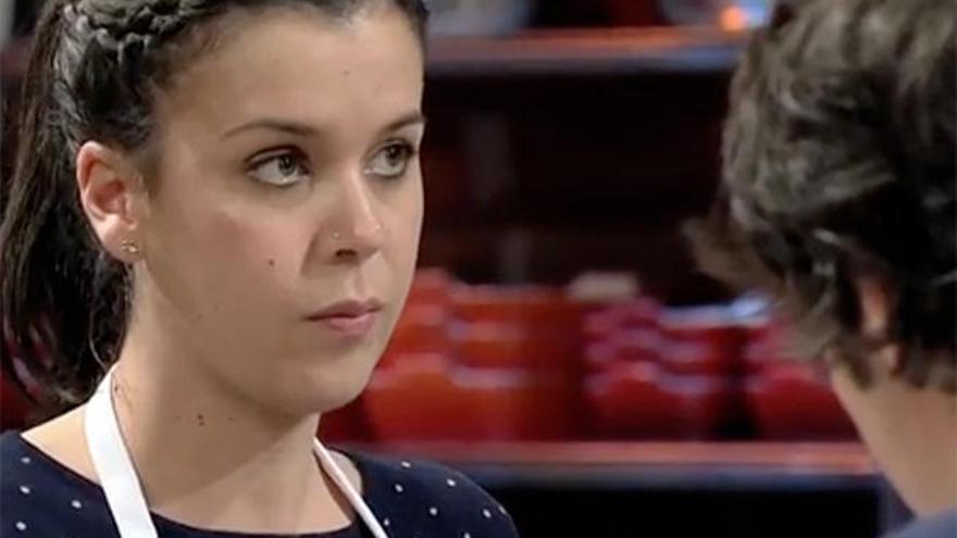 Lidia, atiende nerviosa la cata del jurado de MasterChef // TVE