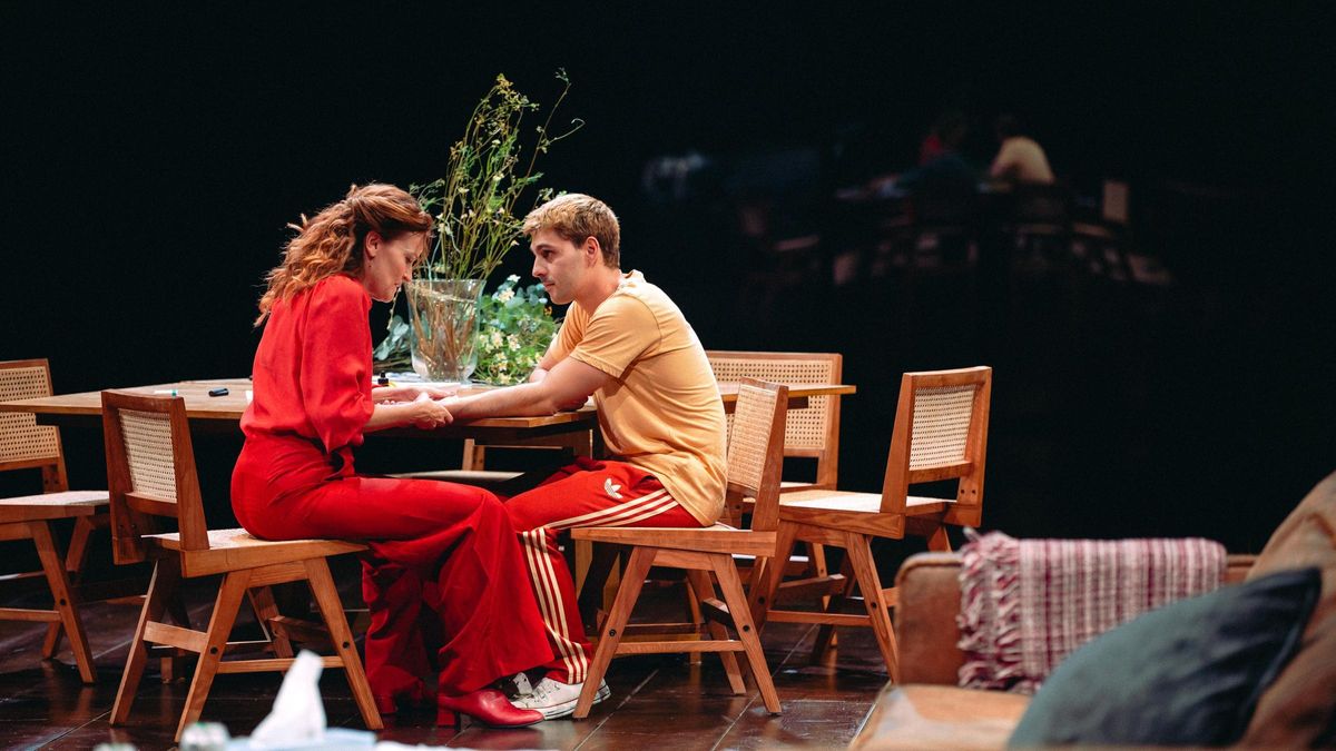 Cristina Genebat y Nil Cardoner en 'La gavina' de Chéjov con puesta en escena de Julio Manrique.