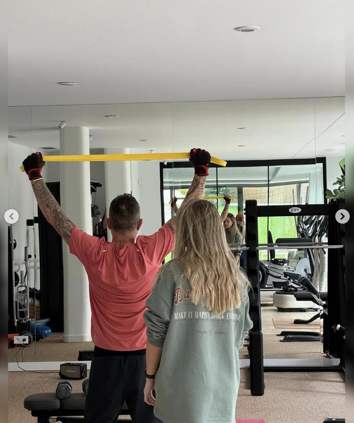 Alejandro Sanz, junto a su expareja Candela Márquez, en el gimnasio de su casa