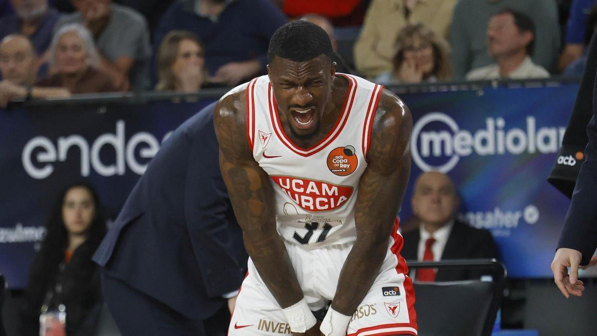 Dylan Ennis se lamenta de una jugada durante su enfrentamiento con el FC Barcelona en la Copa del Rey de Baloncesto