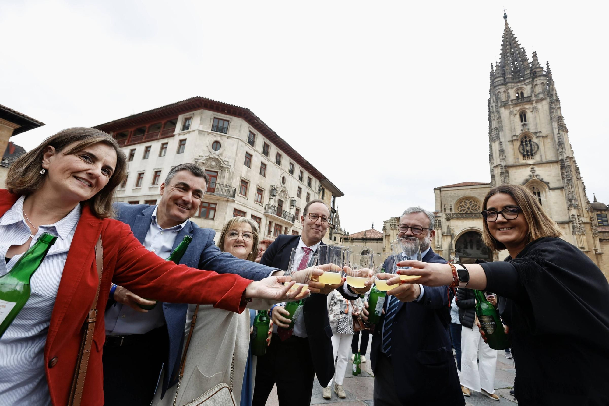 Cientos de brazos al aire junto a la Catedral de Oviedo para que la sidra sea patrimonio de la humanidad