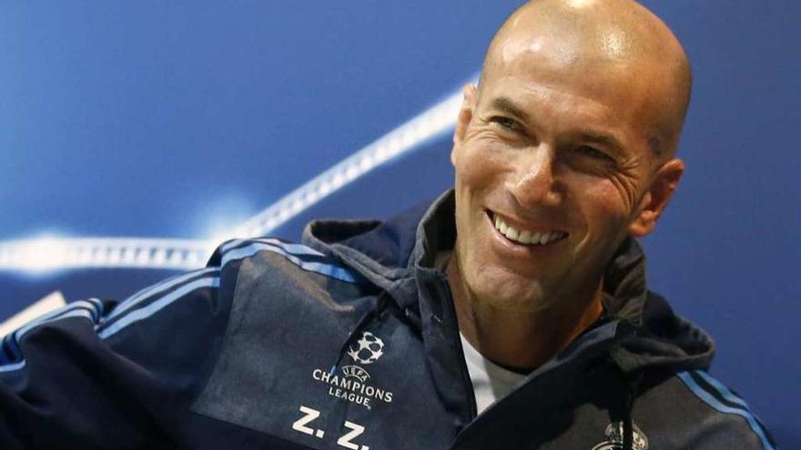 Zidane, sonriente, en la rueda de prensa que ofreció ayer.