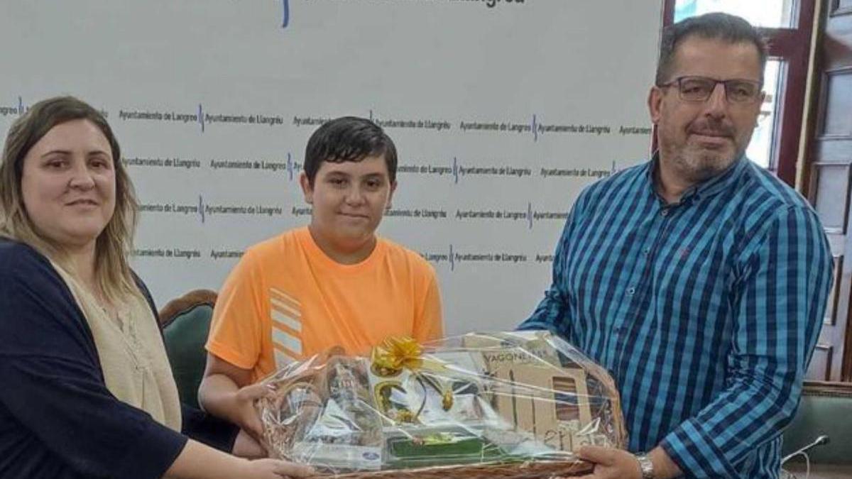 Castro y Álvarez entregan el premio del concurso de fabada virtual a Marcos Peque.