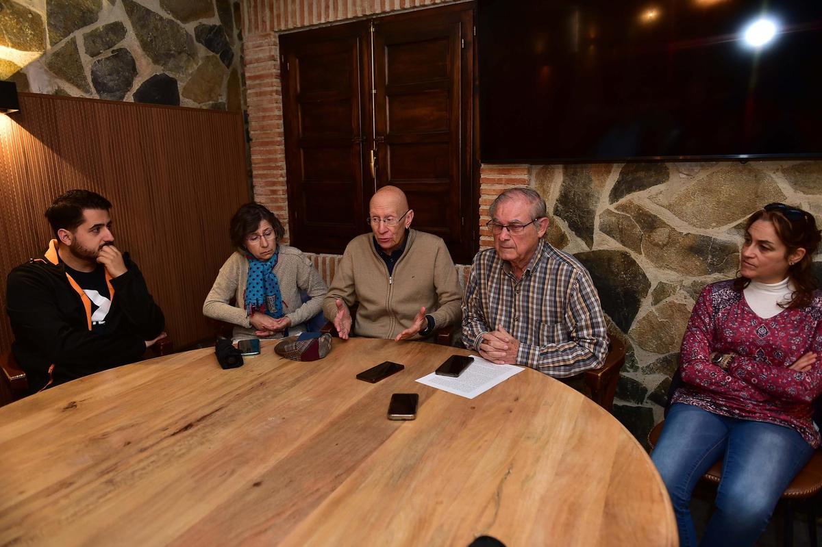 El presidente de Ciudad Jardín de Plasencia, Juan Benito, en el centro, en su última comparecencia.