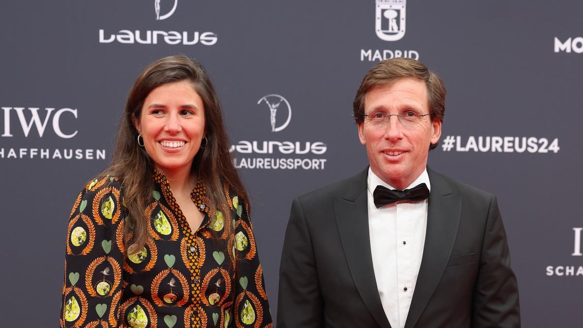 El alcalde de Madrid, José Luis Martínez-Almeida (d), junto a su esposa, Teresa Urquijo (i), a su llegada a la gala de entrega de los Premios Laureus este lunes en el Palacio Cibeles de Madrid.