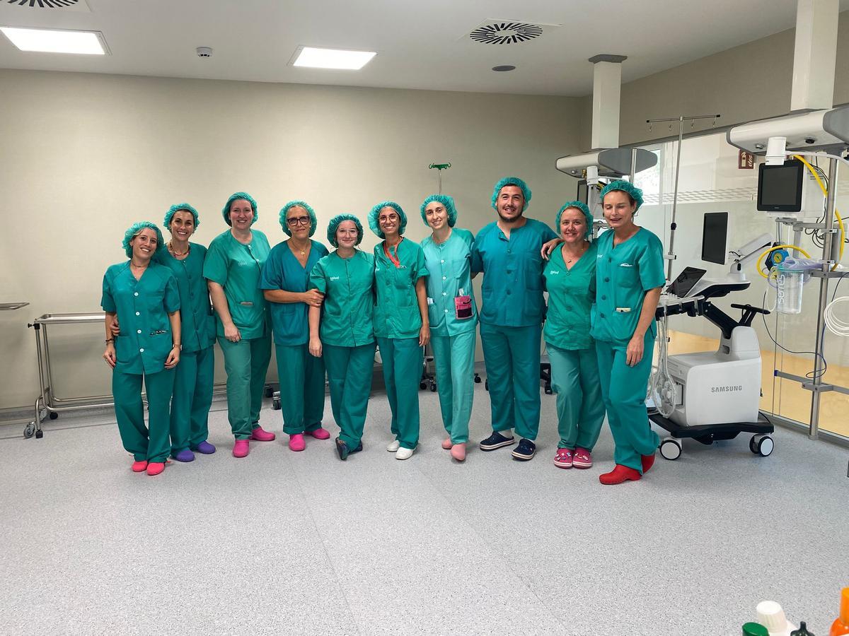Tere, la cuarta por la izquierda, junto a sus compañeros, hace unos días en el hospital de Alcañiz.