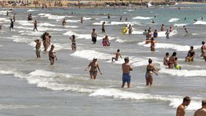 La campanya turística arrenca entelada per les vagues i la pujada dels preus