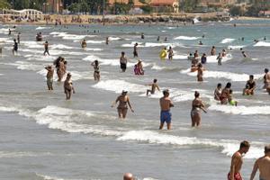 La campanya turística arrenca entelada per les vagues i la pujada dels preus