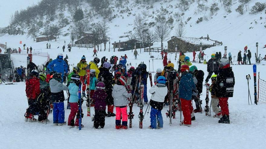 El sector turístico reclama ampliar la temporada de esquí en Pajares y Fuentes si se mantiene la nieve