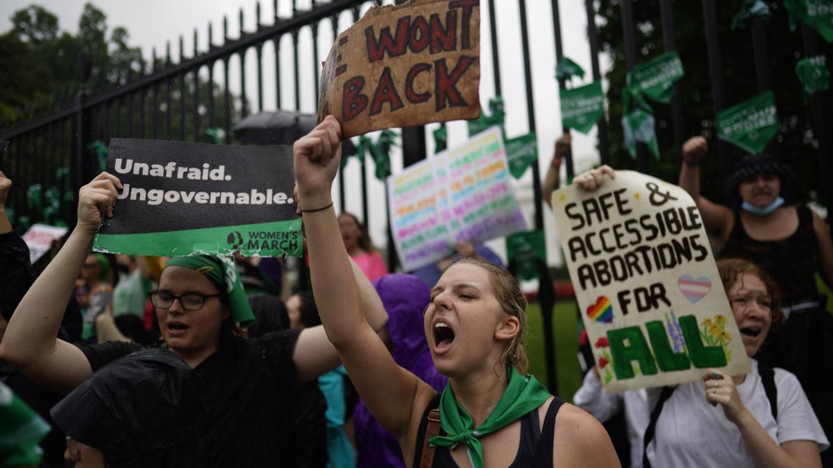 Protesta multitudinaria frente a la Casa Blanca por la sentencia del aborto en EEUU