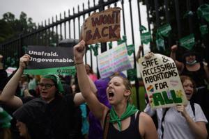 Protesta multitudinària davant la Casa Blanca per la sentència del Suprem que deroga el dret a l’avortament als Estats Units