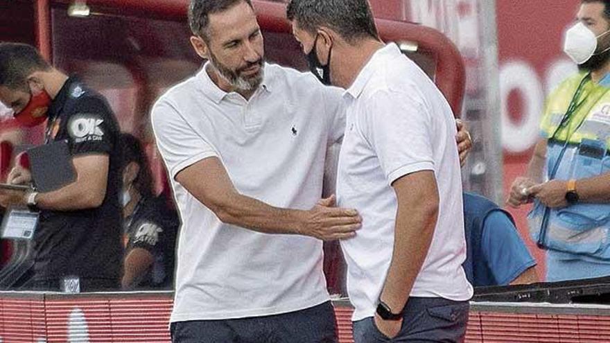 Óscar García saluda a Vicente Moreno antes del duelo.