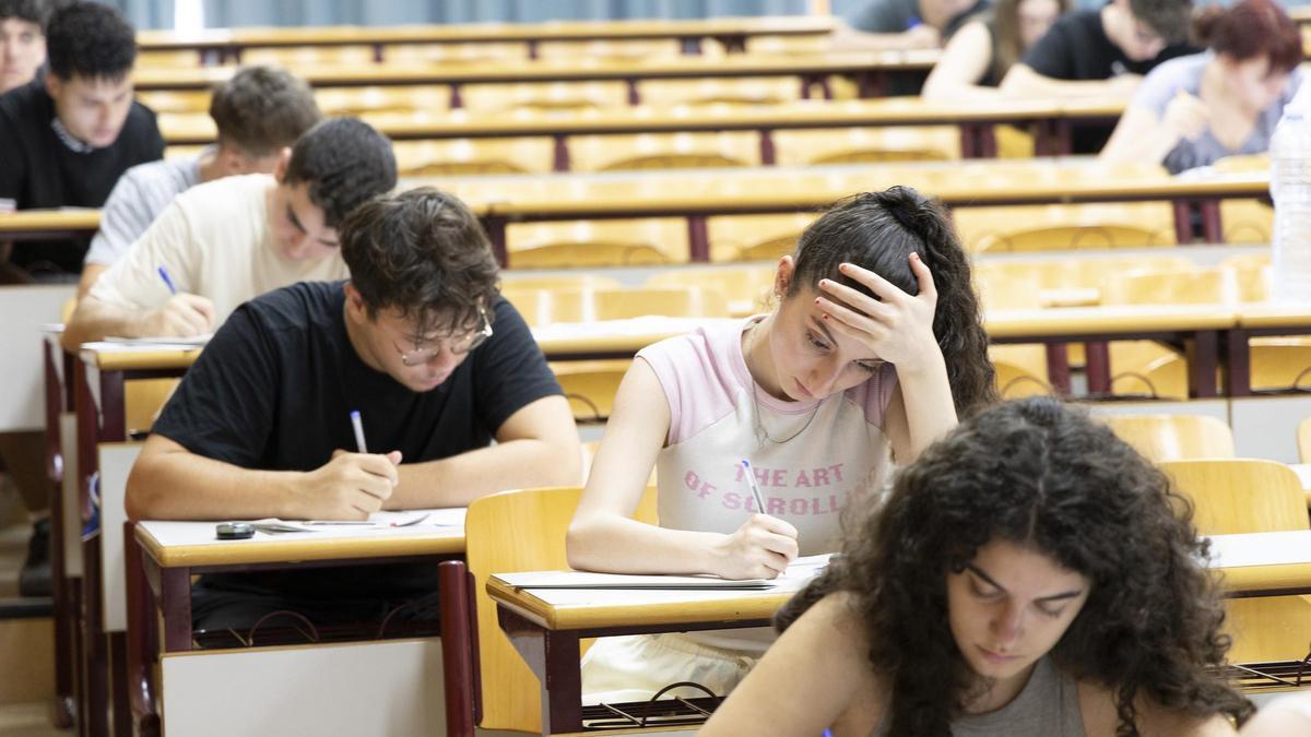 Estudiantes, durante un examen de Selectividad este curso, en Alicante