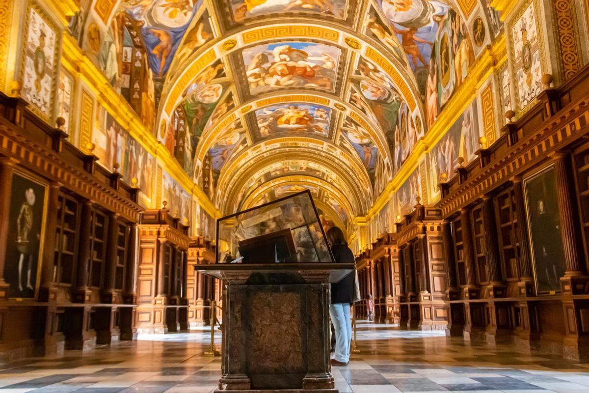 Con una biblioteca así, no es de extrañar que sea el edificio histórico más visitado de Madrid.