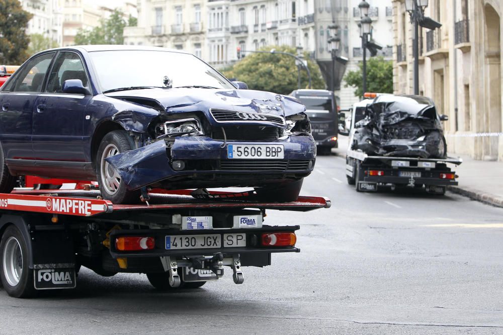 Un coche se empotra contra el Palacio de Justicia en Valencia