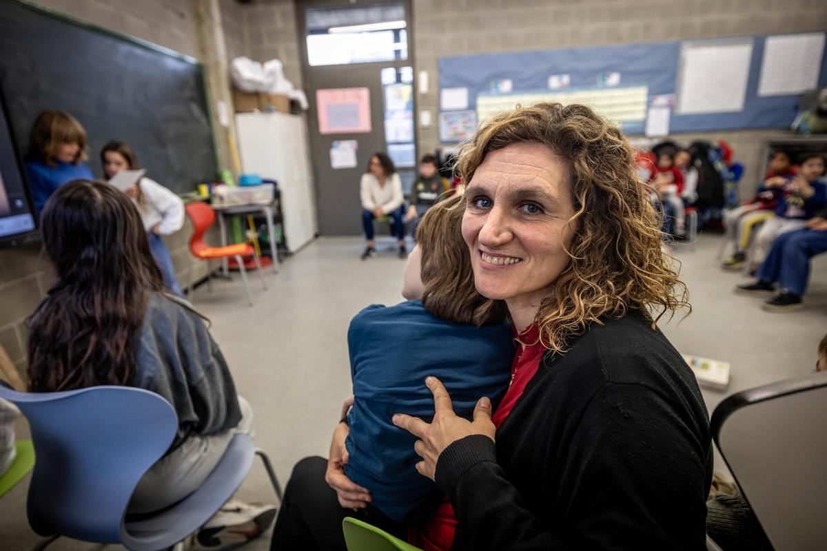 La 'mesi' Elena Girbés en un aula de la Escola Vila Olímpica de Barcelona.