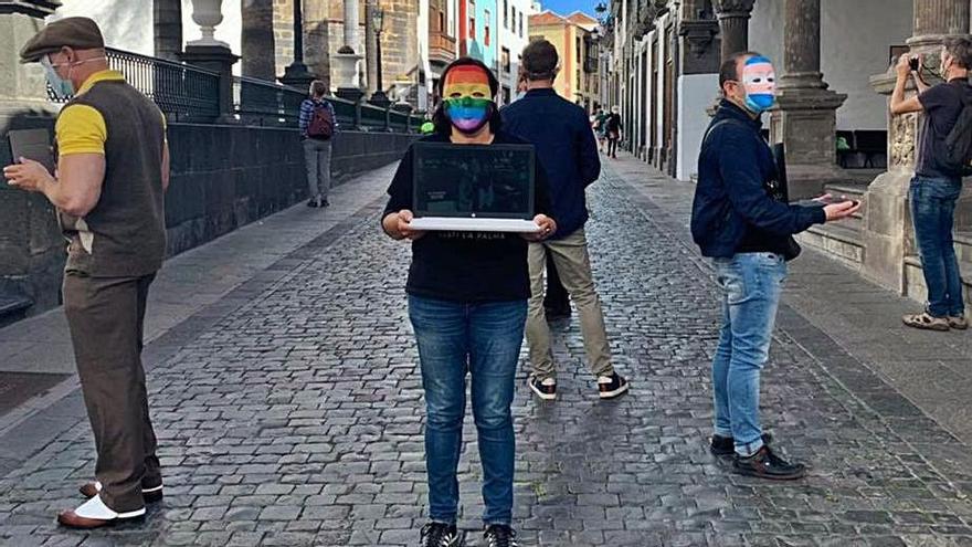 Integrantes del colectivo LGTBI+ Violetas haciendo una performance.