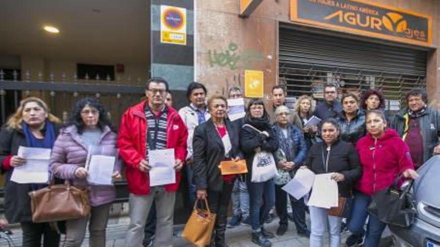 Afectados por la estafa, el pasado domingo ante la agencia.