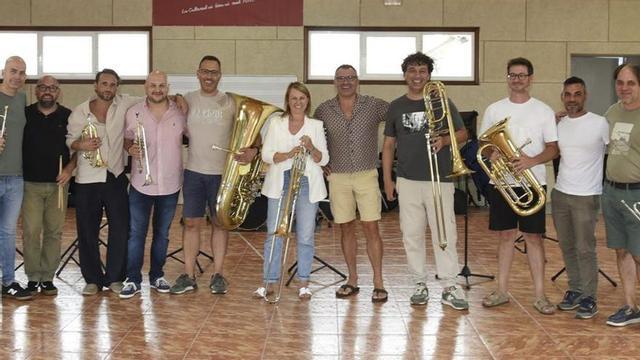 La alcaldesa, Loli Castiñeira, y el edil de Cultura, Álex Rodríguez, asisten al ensayo de Cataventus. | D.P.