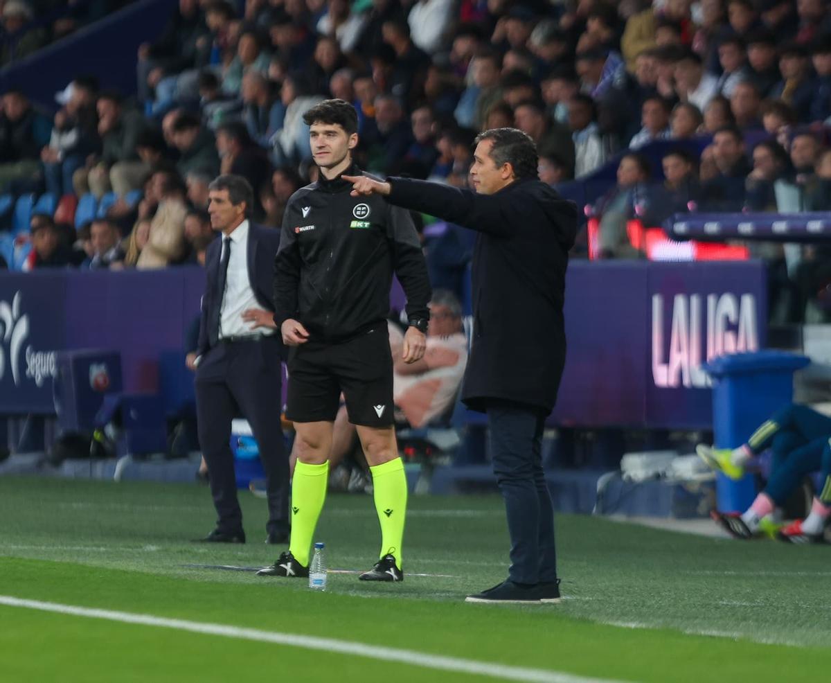Luís Castro durante el Levante - Oviedo en el Ciutat