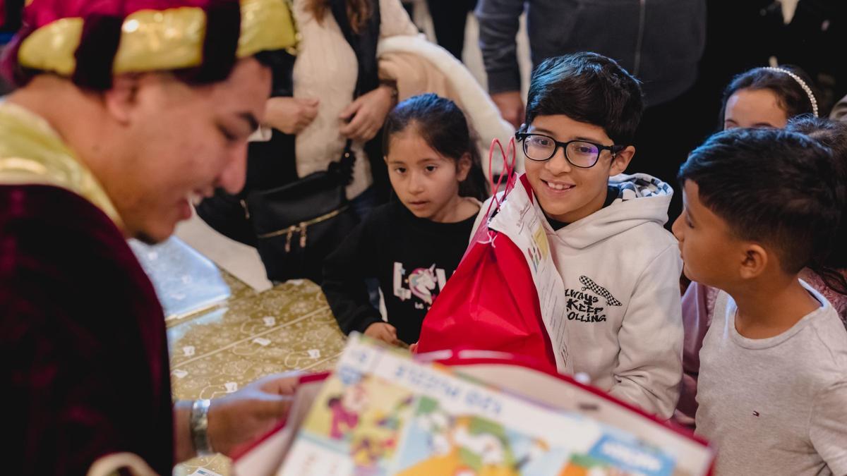 Los niños reciben sus regalos tras la camaña de INPAVI 2023.