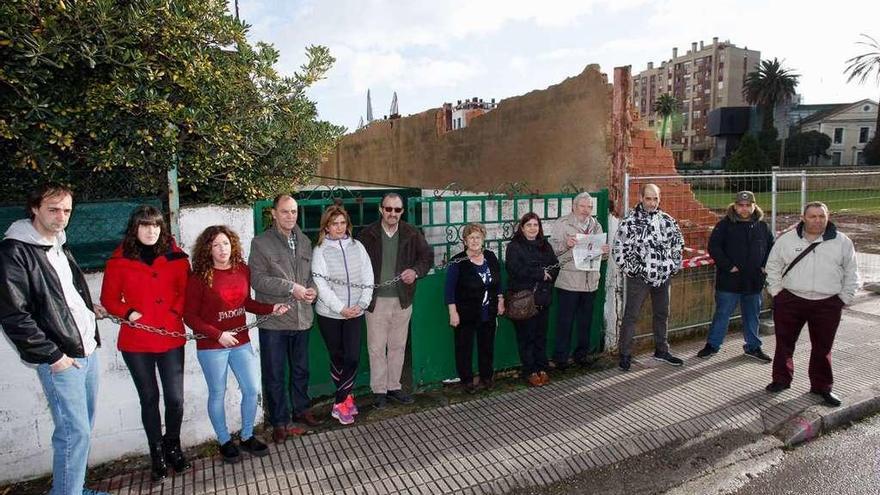 Protesta en la entrada de la última vivienda que queda en el PERI de El Arbeyal, el pasado día 15.