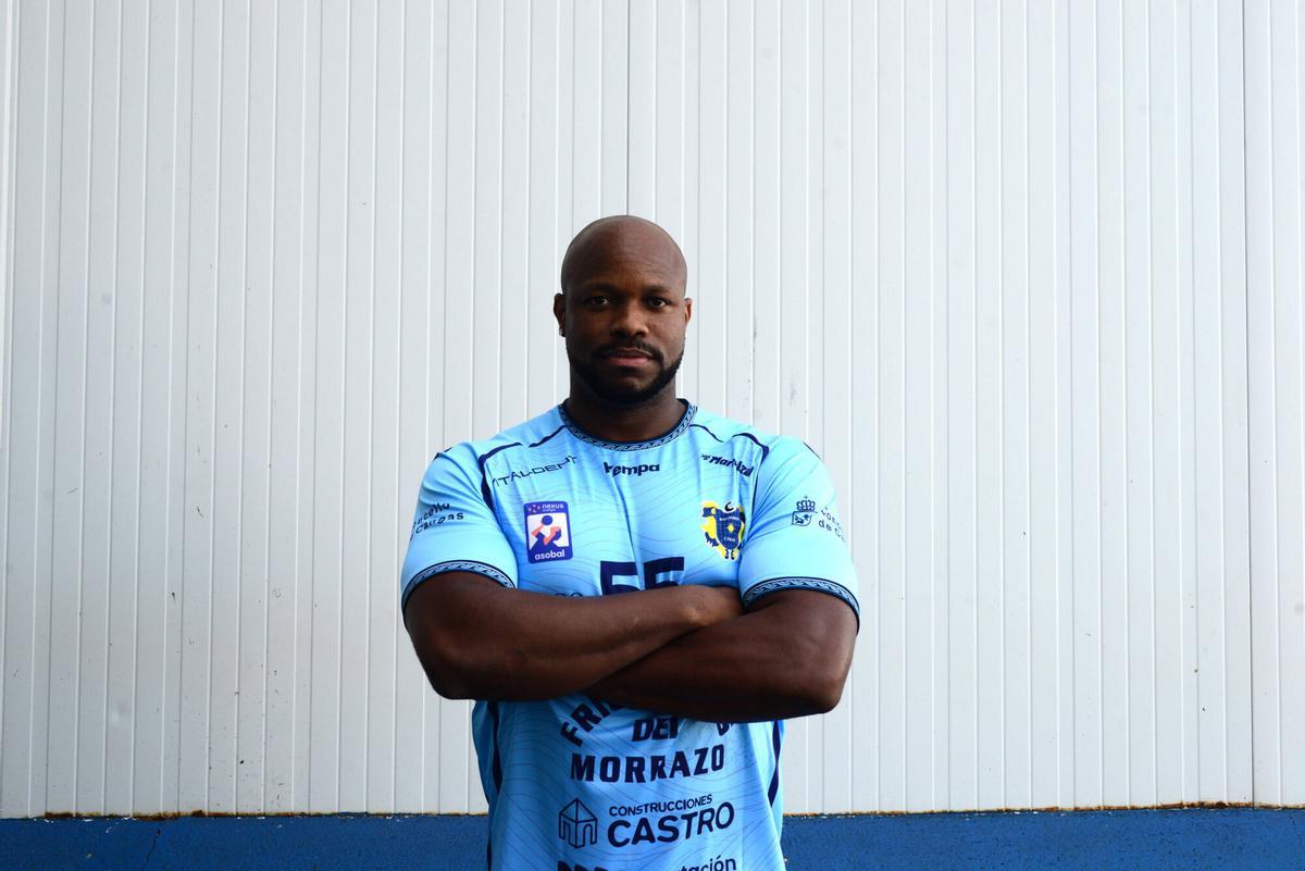 Ángel Rivero. Lateral derecho. Edad: 32 años. Altura: 1,87 metros. Peso: 113 kilos Ángel Rivero. Lateral derecho. Edad: 32 años. Altura: 1,87 metros. Peso: 113 kilos