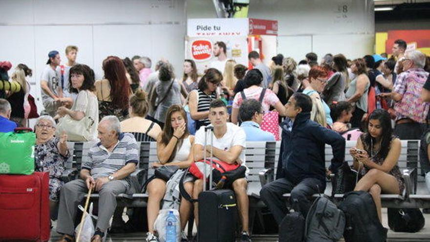 Passatgers esperant a l&#039;estació de Sants.