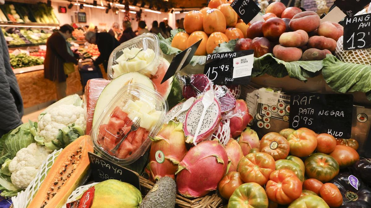 Un puesto de verduras en el Mercado Central de Alicante.