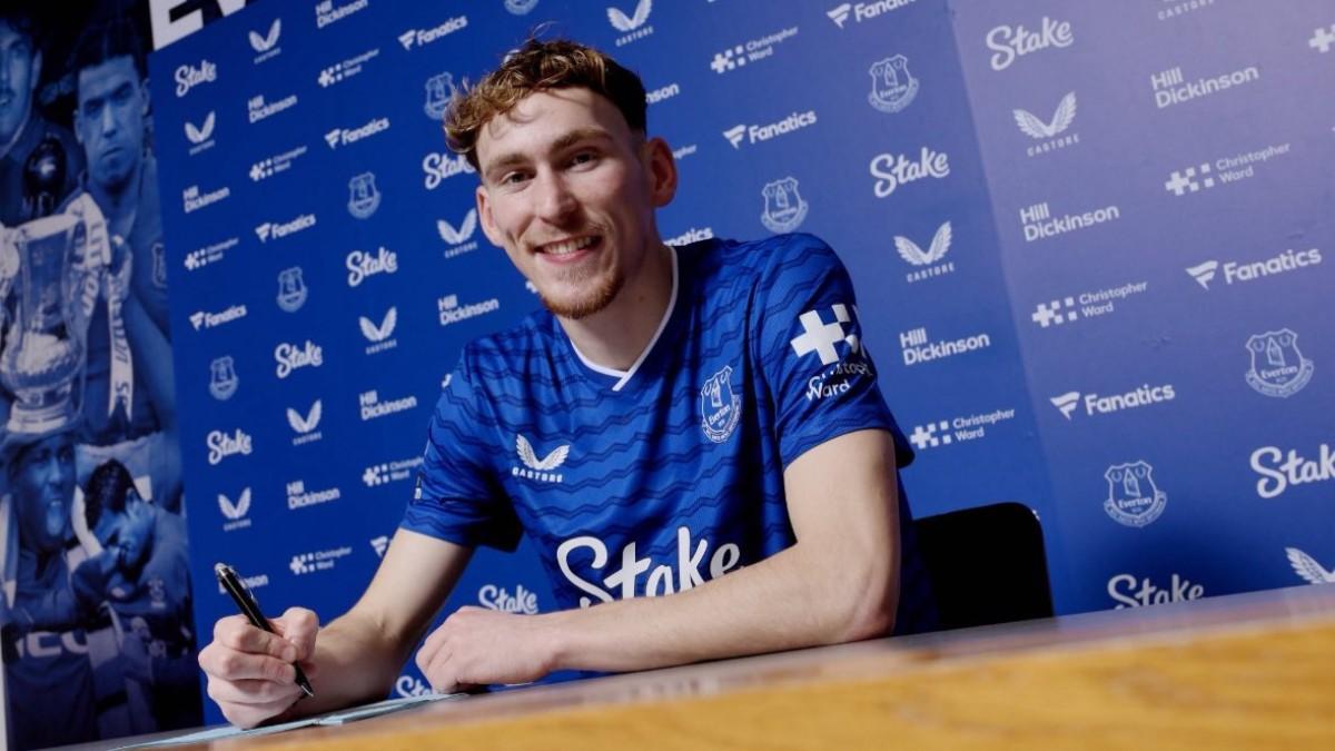 James Garner, renovado por el Everton