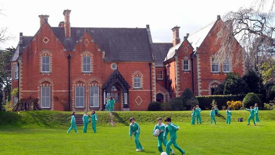 Escolares juegan en un colegio de Dublín.