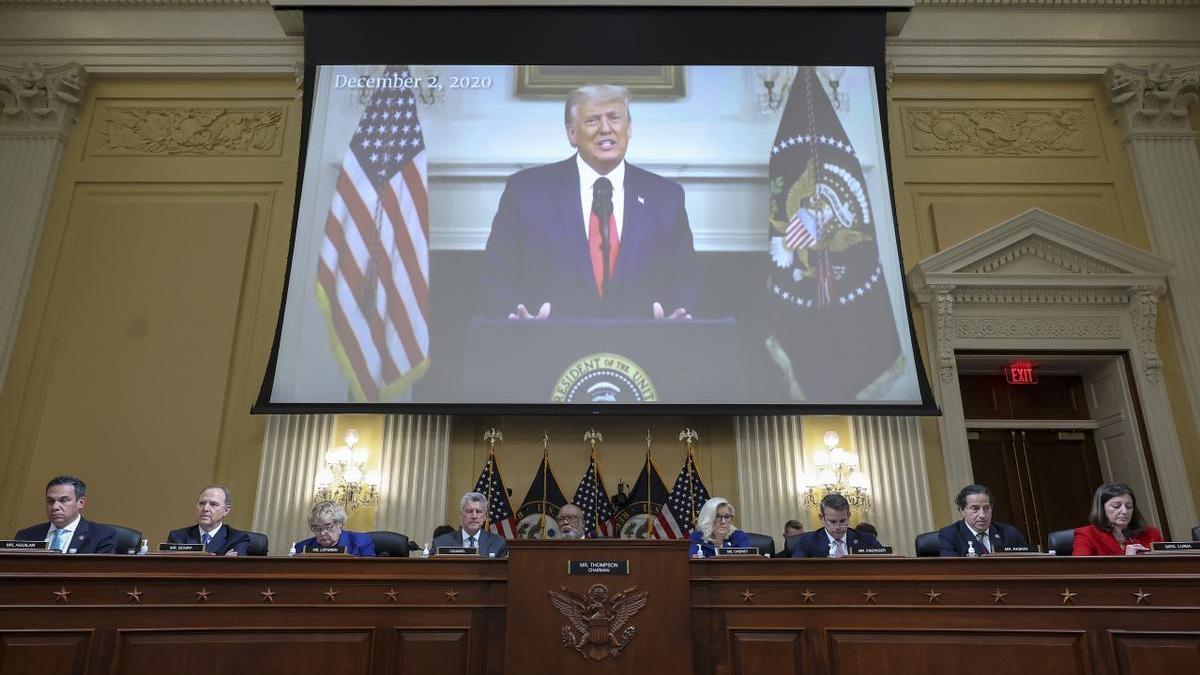 El comité que investiga el asalto al Capitolio proyecta un vídeo de Donald Trump durante la sesión de este jueves.