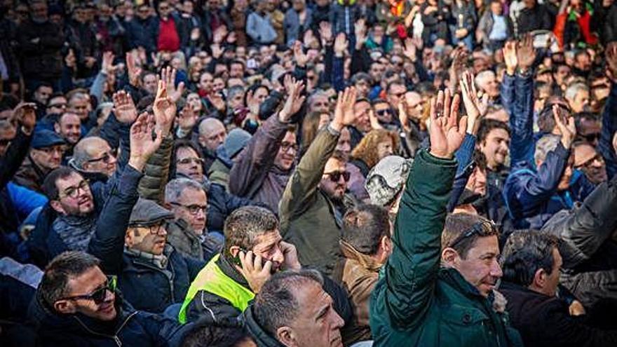 Tensió Una reunió de taxistes acaba amb una baralla i un periodista agredit